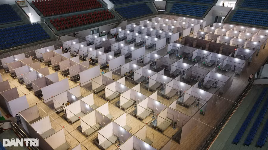 Theo thiết kế, các phòng chữa bệnh được ngăn, chia ô bằng vách nhựa có diện tích khoảng 4 -5 m2, kê được 2 giường bệnh. Ảnh: Dân trí.