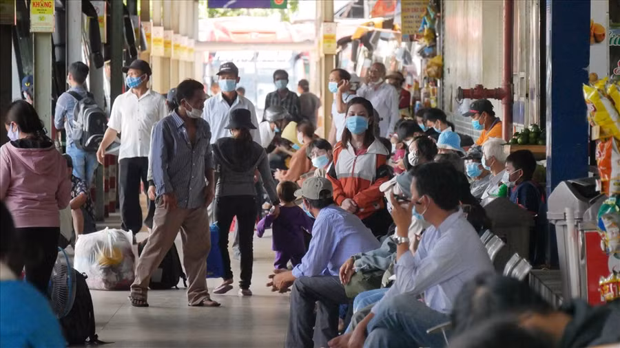 Hành khách đổ về bến xe Miền Đông. Họ là người lao động phổ thông, sinh viên các trường đại học, cao đẳng đang học tập trên địa bàn TP. Trước giờ TP.HCM giãn cách xã hội họ đã quyết định về quê. Nguồn: Vietnamnet.