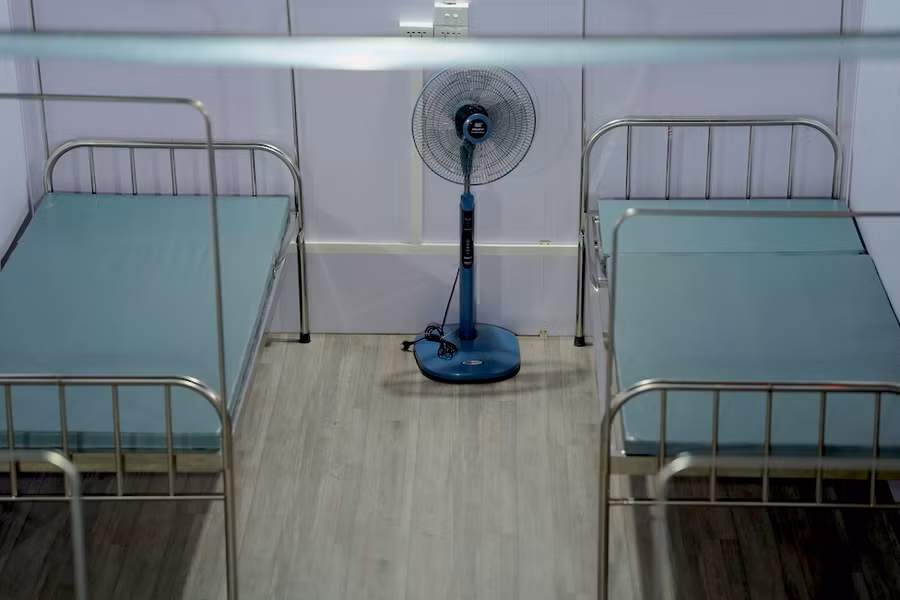 Hiện có khoảng 628 giường bệnh đã được lắp đặt hoàn thiện. Bệnh viện Dã chiến số 2 đã sẵn sàng đi vào hoạt động, dự kiến trong chiều nay sẽ hoàn thiện máy móc chuyên dụng cho 8 giường bệnh đặc biệt. Ảnh: Phạm Chiểu.