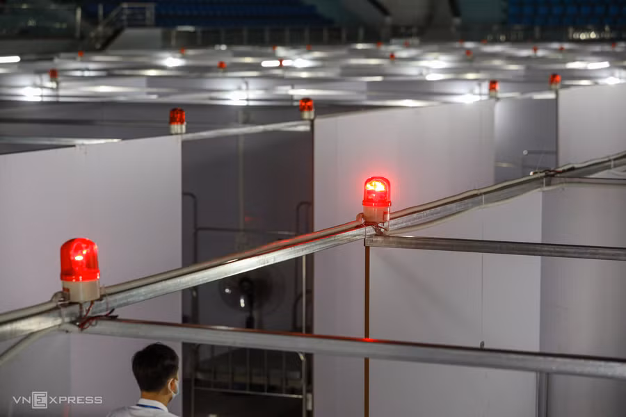 Trên đầu mỗi khoang giường bệnh có hệ thống đèn báo khẩn cấp, khi cần thiết sẽ bật sáng. Nguồn: VNE.