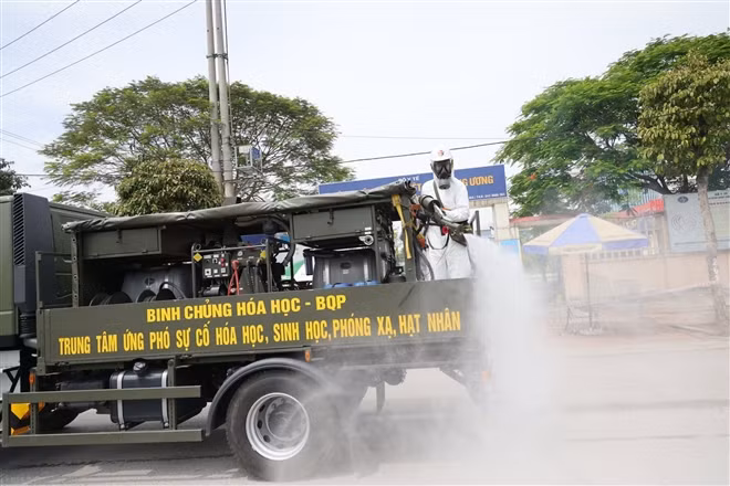 Thời gian tiến hành phun khử trùng, tiêu độc khoảng 1 giờ 30 phút. Ảnh: VTC.