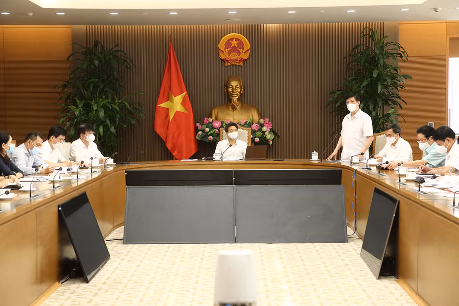 Bộ trưởng Bộ Y tế Nguyễn Thanh Long (đứng phát biểu). Ảnh: VGP/Đình Nam.