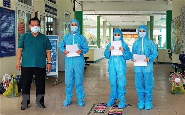 Bác sỹ Lê Thành Phúc trao giấy chứng nhận khỏi bệnh cho BN3396, BN3397, BN3398. Nguồn: Văn Dũng/TTXVN