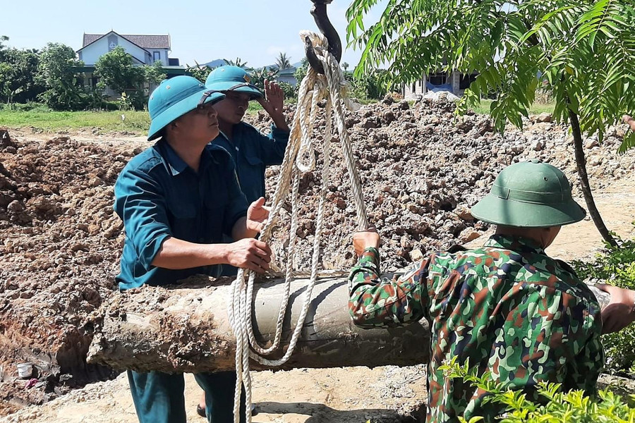 Lực lượng chức năng tiến hành đào, di dời quả bom đến khu vực an toàn để tiêu hủy. Lực lượng chức năng tiến hành đào, di dời quả bom đến khu vực an toàn để tiêu hủy.