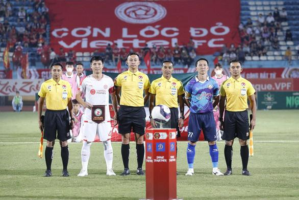 Tổ trọng tài người Malaysia điều khiển trận Viettel FC hòa Bình Định 0-0 ở vòng 23 V.League 2022 tối 4/11. Tổ trọng tài người Malaysia điều khiển trận Viettel FC hòa Bình Định 0-0 ở vòng 23 V.League 2022 tối 4/11.