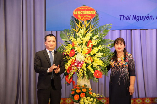 GS.TS Phạm Hồng Quang tặng hoa chúc mừng Trường ĐH Sư phạm bước vào năm học mới GS.TS Phạm Hồng Quang tặng hoa chúc mừng Trường ĐH Sư phạm bước vào năm học mới