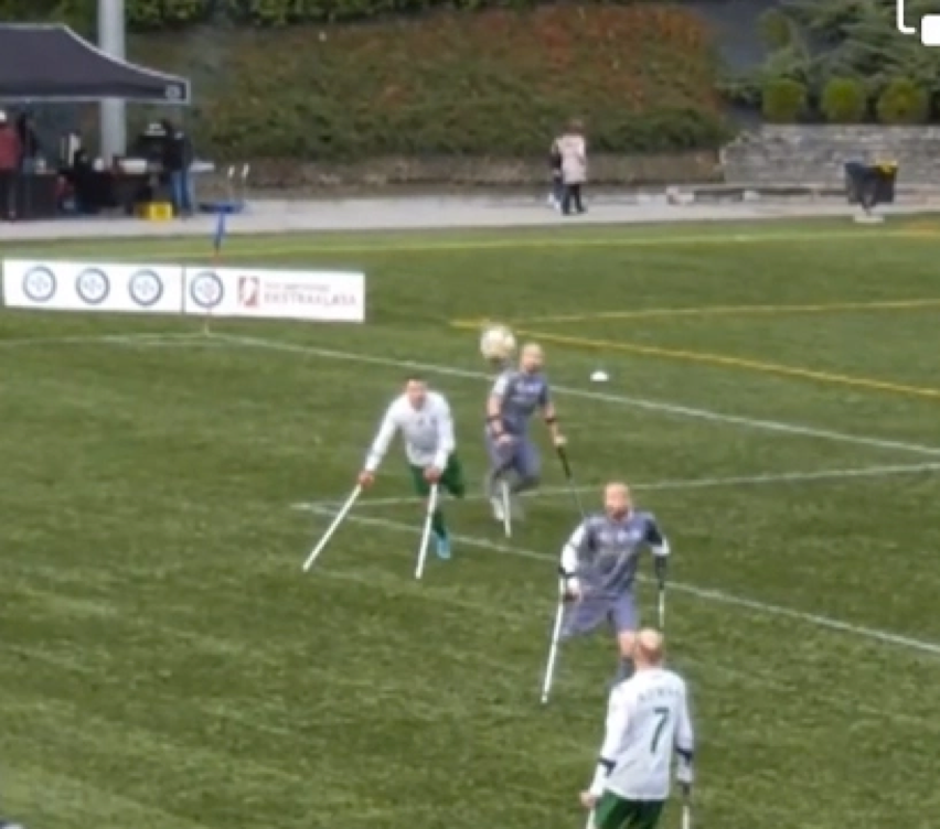 Oleksy chọn vị trí tốt trước khi ghi bàn thắng đẹp đến sững sờ.