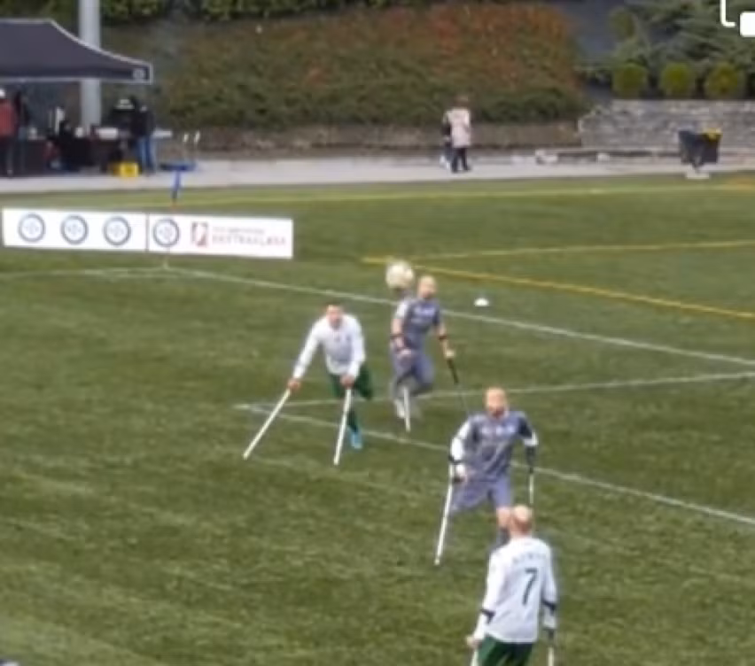 Oleksy chọn vị trí tốt trước khi ghi bàn thắng đẹp đến sững sờ.