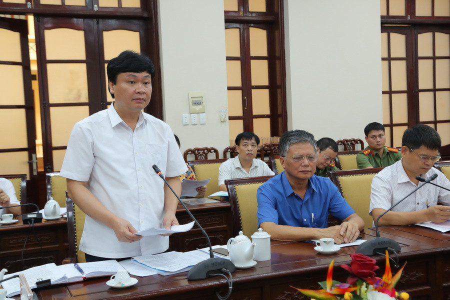 Ông Phạm Việt Đức báo cao tại buổi làm việc Ông Phạm Việt Đức báo cao tại buổi làm việc