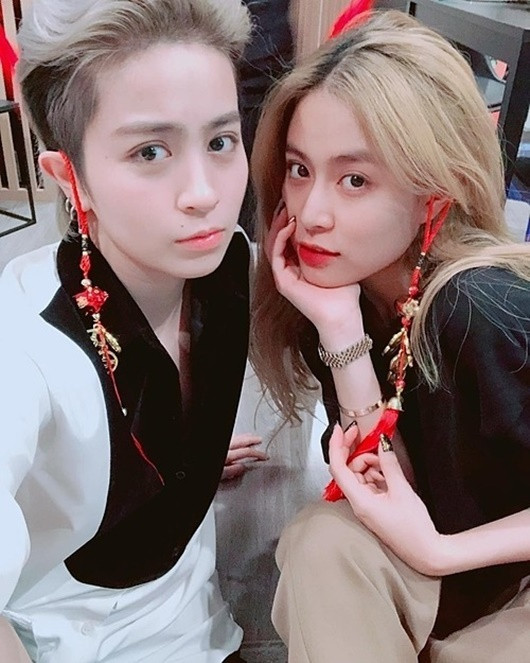 Gil Lê đưa bố mẹ đến tiệc tất niên của Hoàng Thùy Linh - Ảnh 2