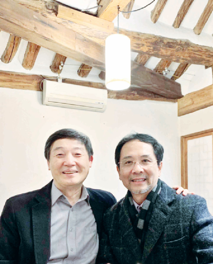 Nhà thơ Kim Sa-in và tác giả Mai Văn Phấn (bên trái) Nhà thơ Kim Sa-in và tác giả Mai Văn Phấn (bên trái)