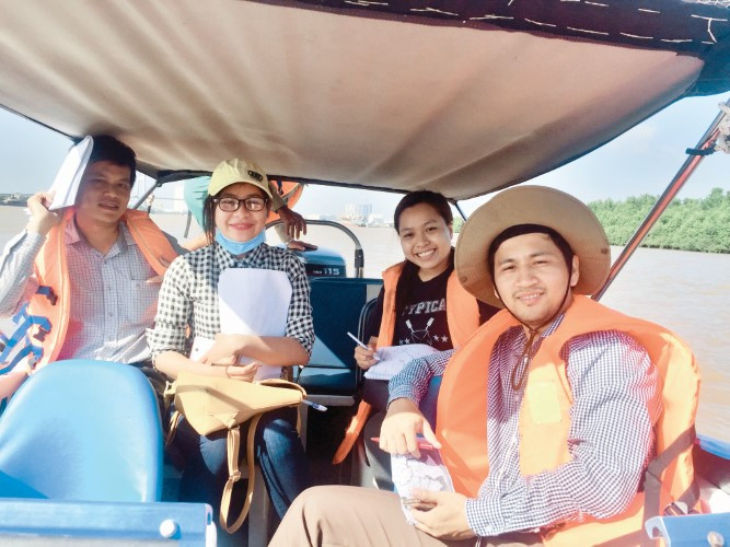 PGS.TS Đào Nguyên Khôi (bên phải ngoài cùng) cùng các cộng sự trong chuyến đi thực tế ở địa phương. Ảnh: NVCC