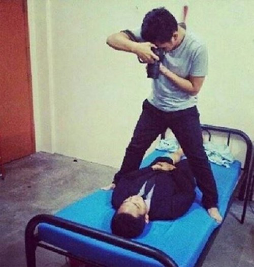 Chiếc ga giường màu xanh được hai anh chàng tận dụng để chụp ảnh thẻ.