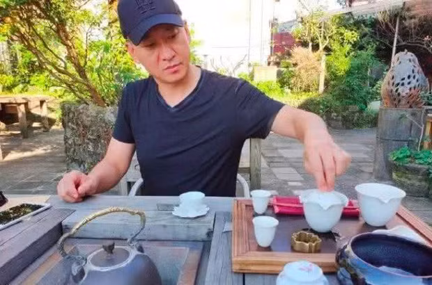 Rời bỏ làng giải trí từ lâu, hóa ra “Nhĩ Khang” Châu Kiệt bí mật kết hôn và có con trai đã lớn?