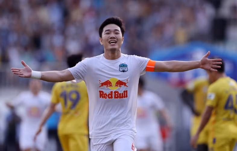 Xuân Trường đang đảm nhiệm xuất sắc vai trò đội trưởng CLB HAGL.