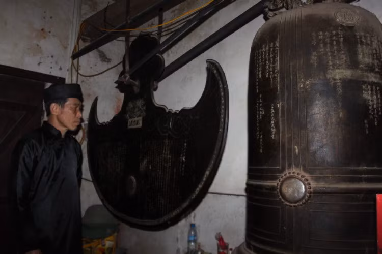 Chuông và khánh đồng cổ ở đền Đế Thích.