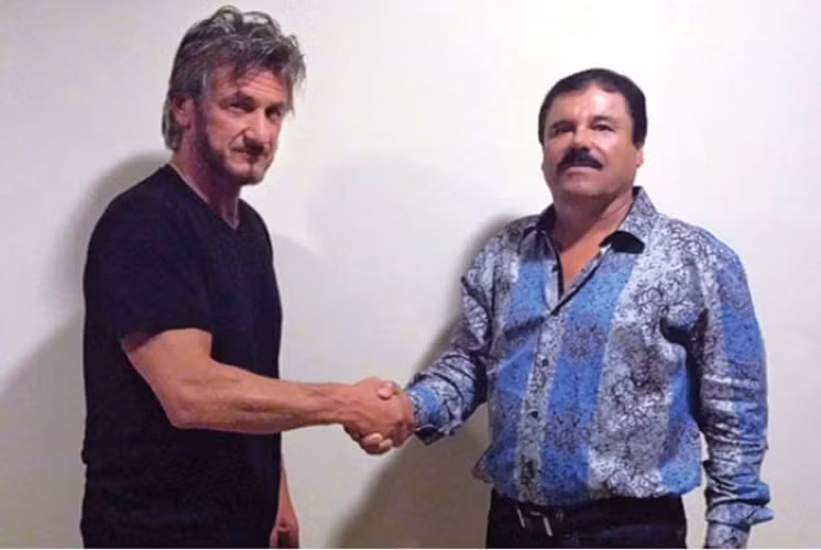Diễn viên Sean Penn (trái) chụp ảnh cùng “gã lùn” Guzman.