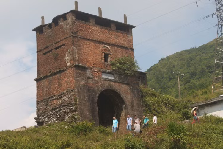 Hải Vân Quan tọa lạc trên đèo Hải Vân.