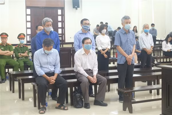 Cựu Bộ trưởng Vũ Huy Hoàng và các bị cáo tại tòa.