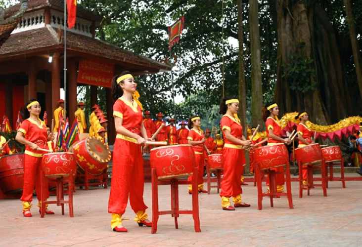 Các nam thanh, nữ tú trong đội nghi thức tượng trưng cho nghĩa quân xa xưa.