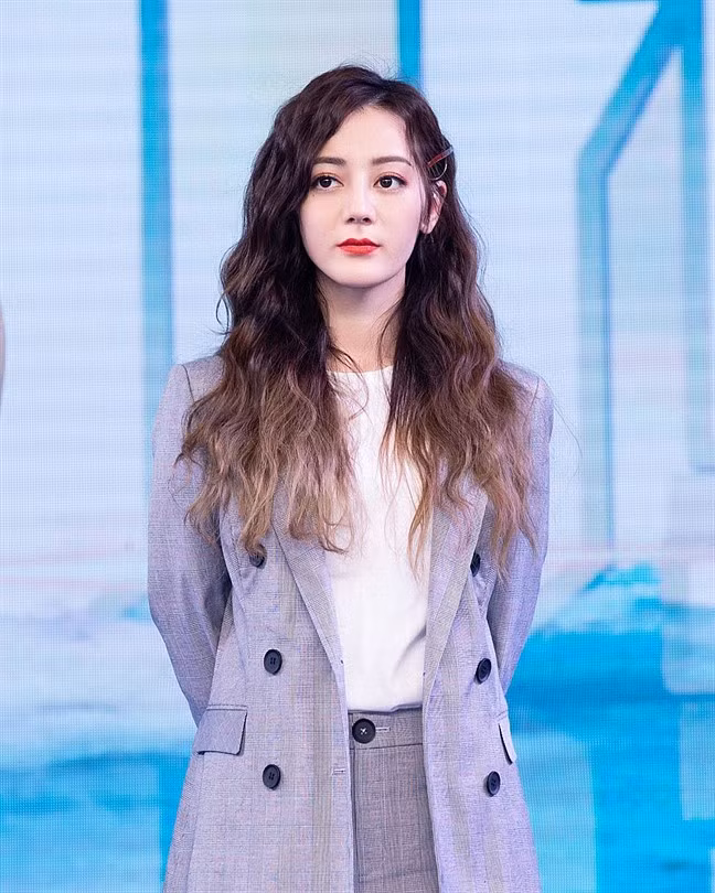 Địch Lệ Nhiệt Ba xinh gấp bội phần khi giã từ màu tóc truyền thống và chuyển sang kiểu tóc ombre cực kỳ chất chơi-1