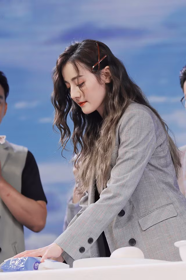 Địch Lệ Nhiệt Ba xinh gấp bội phần khi giã từ màu tóc truyền thống và chuyển sang kiểu tóc ombre cực kỳ chất chơi-2