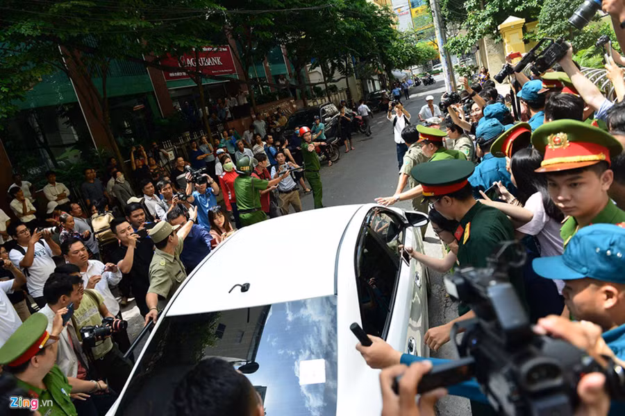 Hàng chục cảnh sát hộ tống Nguyễn Hữu Linh rời tòa-9