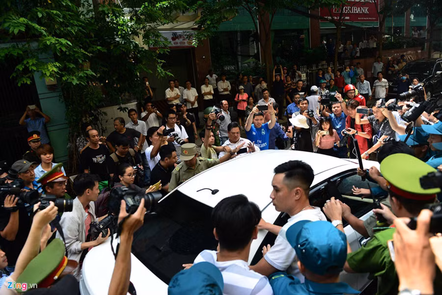 Hàng chục cảnh sát hộ tống Nguyễn Hữu Linh rời tòa-8