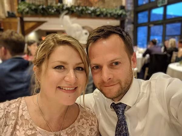 Háo hức đưa vợ đi đẻ, chồng sững sờ khi chưa đến viện vợ ngã gục rồi qua đời