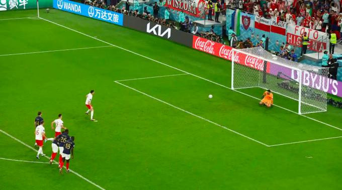 Thủ quân Robert Lewandowski thực hiện 11m đem về bàn gỡ cho Ba Lan ở phút 90+9.