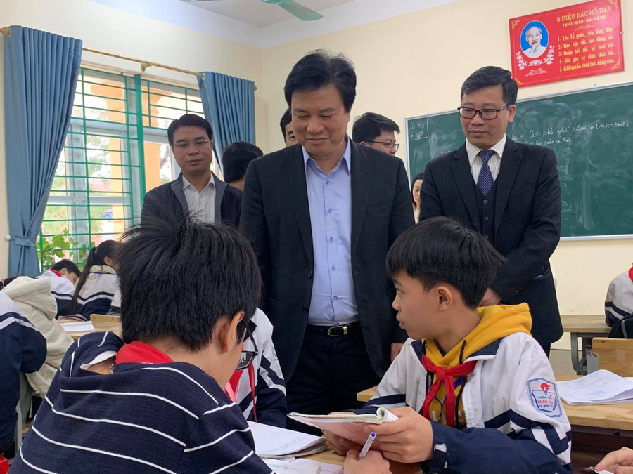 Thứ trưởng thăm lớp học tại trường THCS Châu Sơn, thành phố Phủ Lý (Hà Nam). Thứ trưởng thăm lớp học tại trường THCS Châu Sơn, thành phố Phủ Lý (Hà Nam).