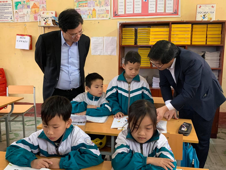 Thứ trưởng Nguyễn Hữu Độ dự giờ và kiểm tra đọc trực tiếp đối với HS lớp 1 Thứ trưởng Nguyễn Hữu Độ dự giờ và kiểm tra đọc trực tiếp đối với HS lớp 1