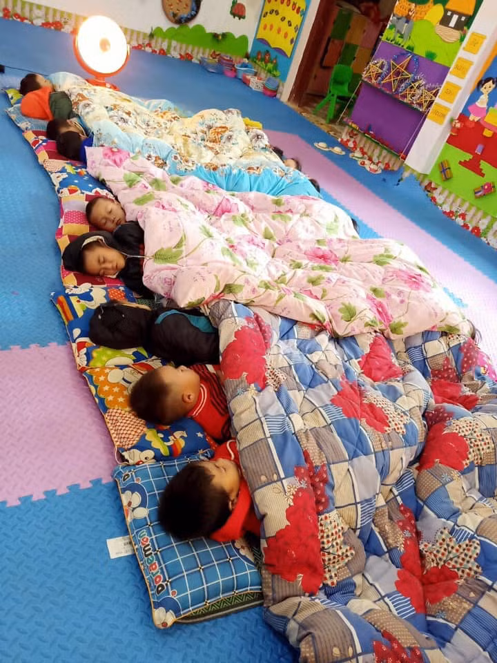 Các lớp học đều có chăn đệm ấm