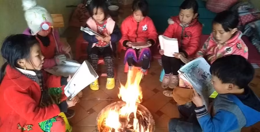 Tại một số điểm trường huyện Si Ma Cai (Lào Cai) phụ huynh góp củi để HS sưởi ấm tại lớp