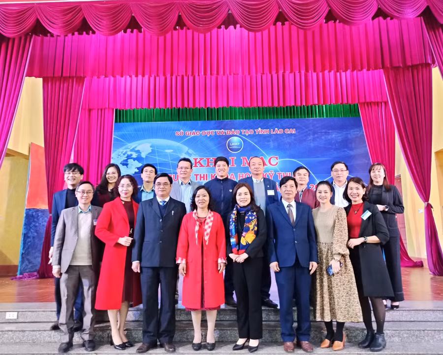 Lãnh đạo Sở GD&amp;ĐT Lào Cai cùng các trưởng đoàn tham dự cuộc thi.