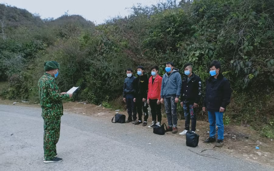 6 công dân nhập cảnh trái phép qua mốc 457 thuộc địa bàn thôn Mỏ Phàng, xã Thượng Phùng bị Chốt liên ngành số 4 bắt giữ lúc 6h ngày 31/12. Ảnh Nguyễn Xuân Cháng