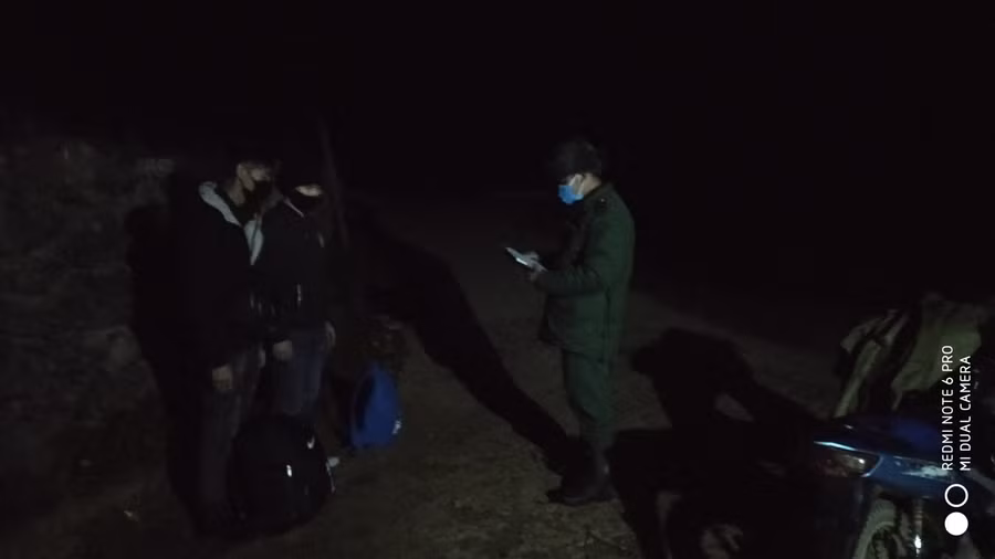 Chốt liên ngành số 4 Đồn Xín Cái bắt giữ 2 công dân nhập cảnh trái phép lúc 18h30 phút ngày 6/1/2021