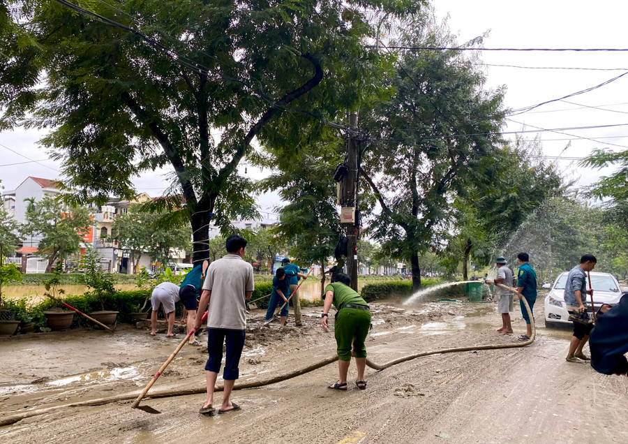 Lực lượng chức năng cùng người dân dọn dẹp bùn đất sau khi nước rút tại đường Phan Đình Phùng, TP Huế vào chiều 17/11. (Ảnh: Hoàng Hải) Lực lượng chức năng cùng người dân dọn dẹp bùn đất sau khi nước rút tại đường Phan Đình Phùng, TP Huế vào chiều 17/11. (Ảnh: Hoàng Hải)