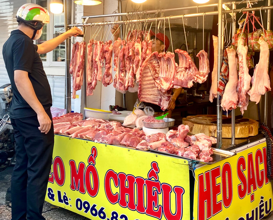 Nắng nóng là điều kiện cho các loại vi khuẩn, nấm mốc phát triển nên thực phẩm tươi sống cần được bảo quản đúng cách.