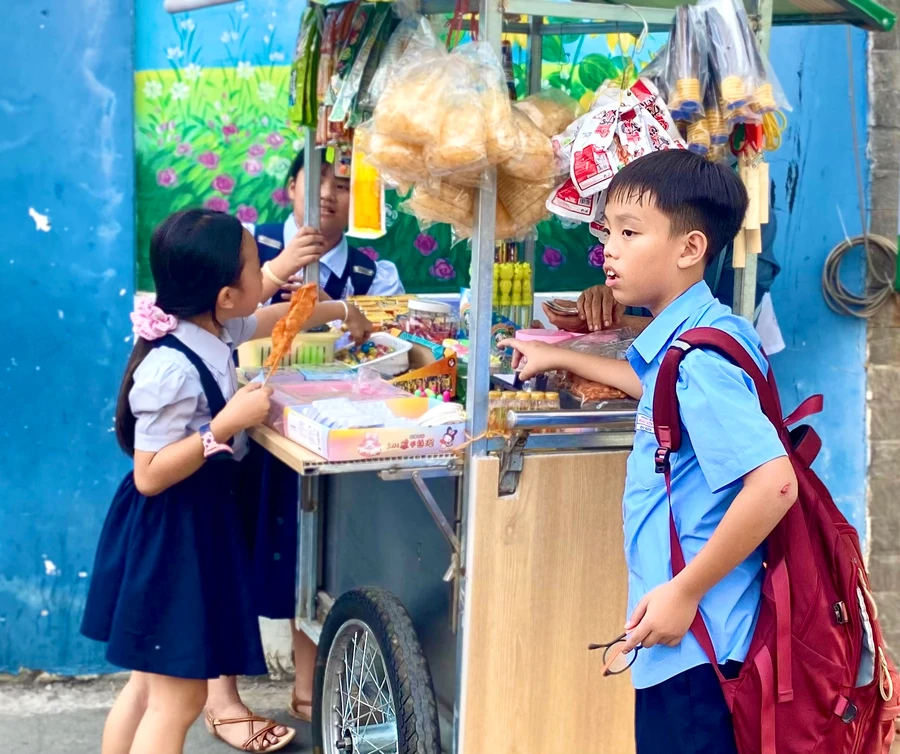 Đồ ăn vặt ngoài cổng trường tiềm ẩn nhiều mối nguy hại tới sức khoẻ của trẻ.