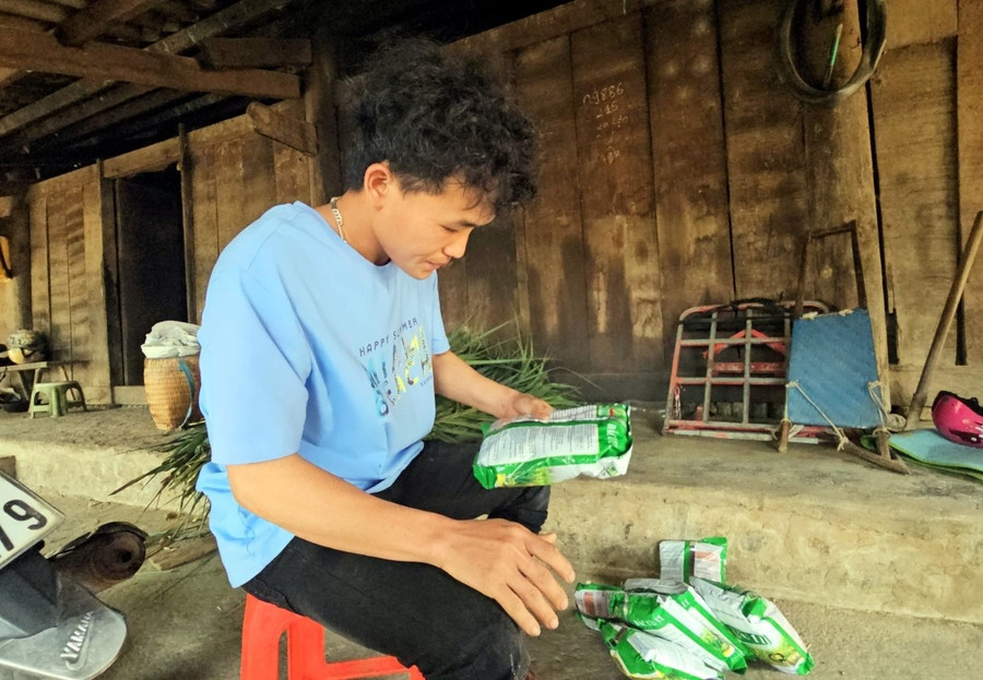 Người dân xã Trung Đồng, huyện Tân Uyên băn khoăn khi số điện thoại trên bao bì không gọi được. Người dân xã Trung Đồng, huyện Tân Uyên băn khoăn khi số điện thoại trên bao bì không gọi được.