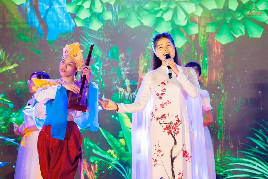 Thùy Linh với trang phục áo dài truyền thống đã tôn vinh vẻ đẹp phụ nữ Việt, tạo ấn tượng với bạn bè thế giới. Ảnh: NVCC.