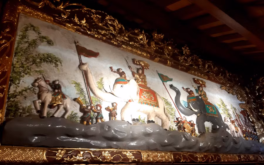 Phù điêu tái hiện cảnh Hai Bà Trưng xung trận.