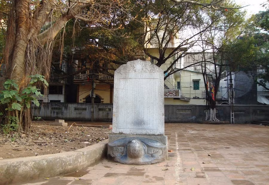 Tấm bia 'Trưng Vương sự tích bi ký' do Tiến sĩ Vũ Tông Phan soạn năm 1840.