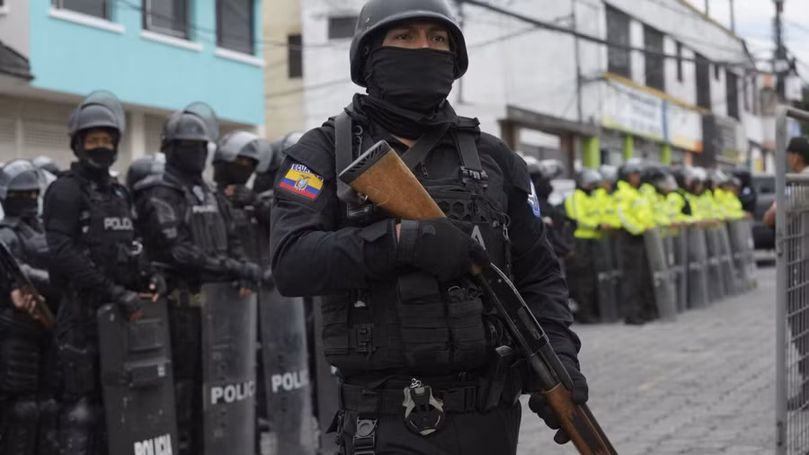 Chính phủ Ecuador tăng cường binh sĩ canh gác nhà tù.