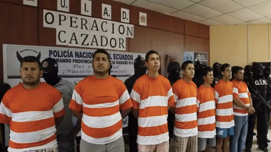 Các thành viên băng đảng Los Choneros bị bắt hồi năm 2023.