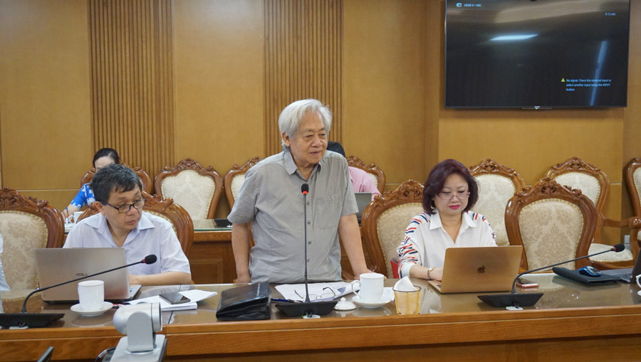 GS.TS. Phạm Tất Dong góp ý tại Hội thảo