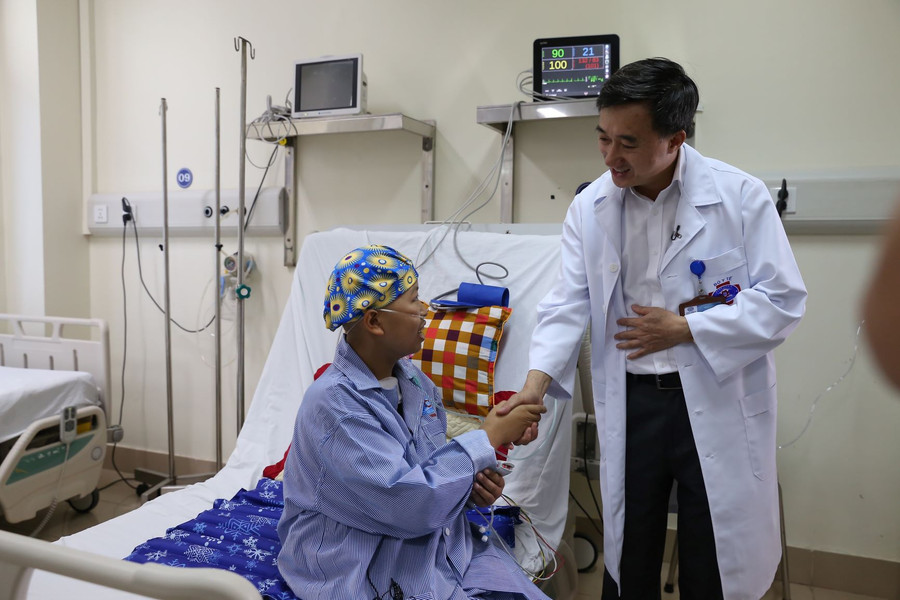 Chị Liên được các bác sĩ bệnh viện K động viên và chăm sóc Chị Liên được các bác sĩ bệnh viện K động viên và chăm sóc