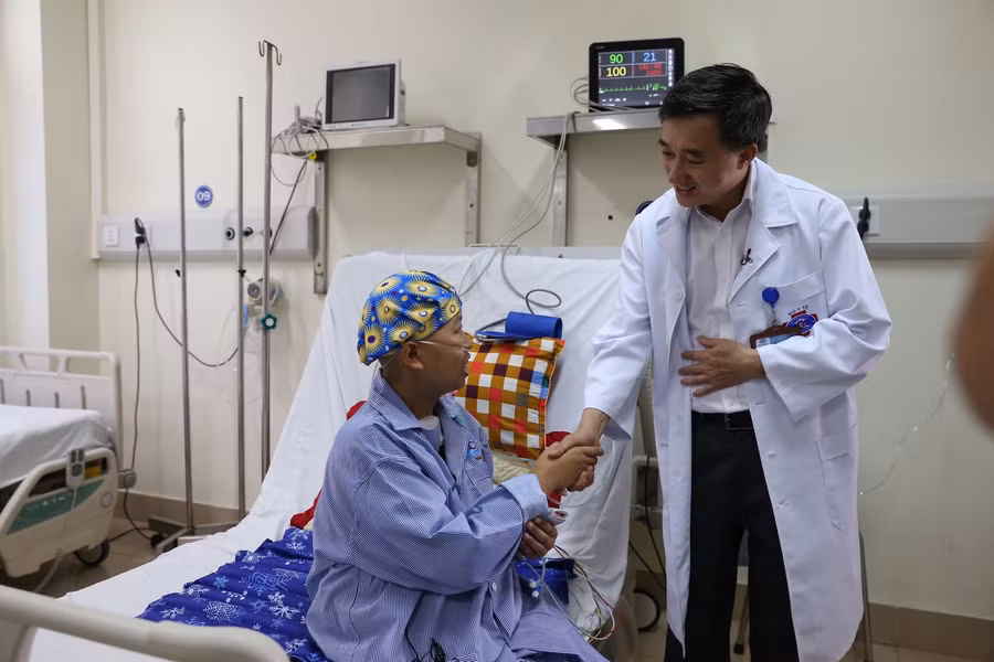 Chị Liên được các bác sĩ bệnh viện K động viên và chăm sóc