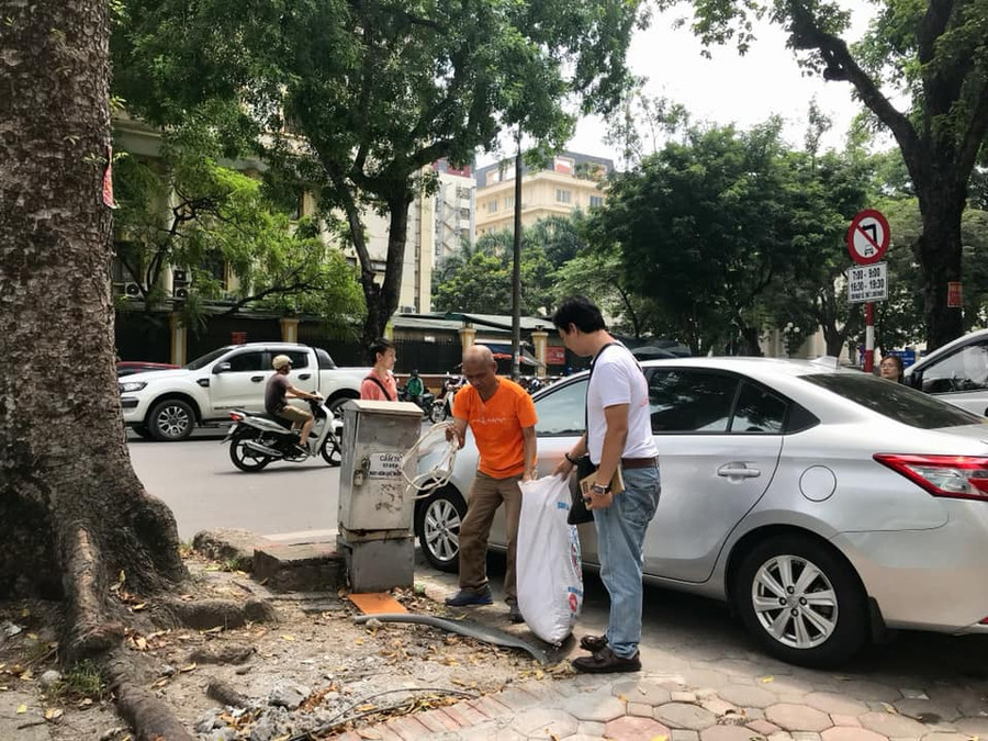 Hai vị khách mời cùng nhặt rác xung quanh khu vực Phố sách